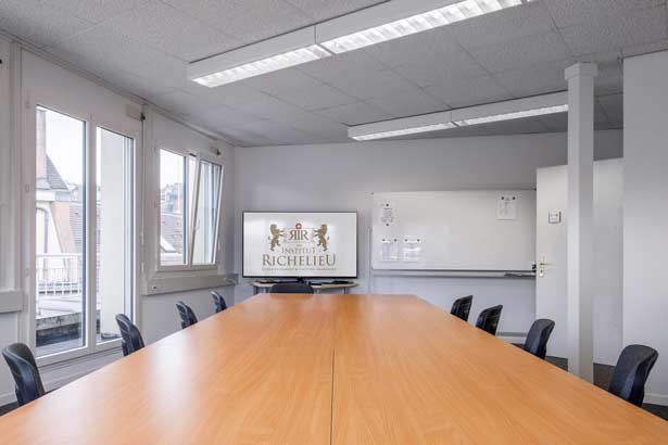 Une salle de classe de l'école de langue française Institut Richelieu à Lausanne.